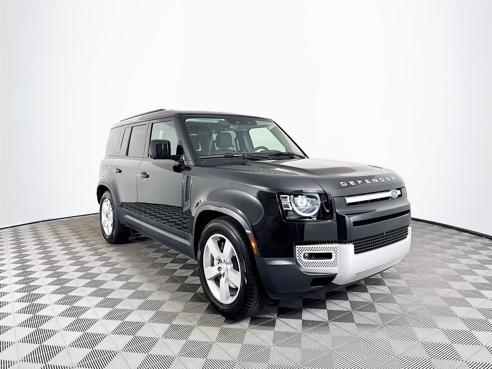 2025 Land Rover Defender 110 S photo 2