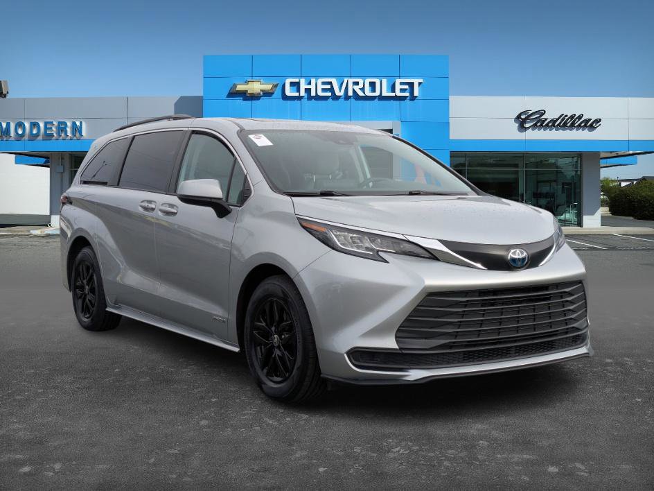 2021 Toyota Sienna LE's photo