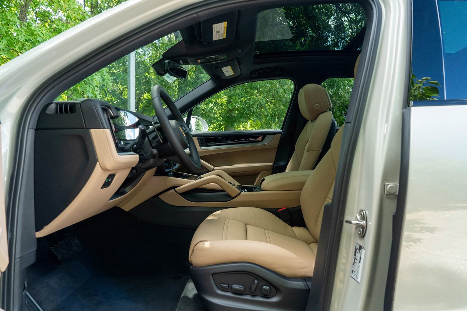 2026 Porsche Cayenne Base photo 22