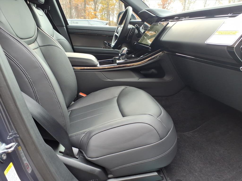 2025 Land Rover Range Rover Sport SE photo 3