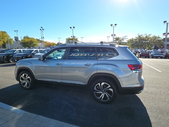 2023 Volkswagen Atlas SEL photo 2