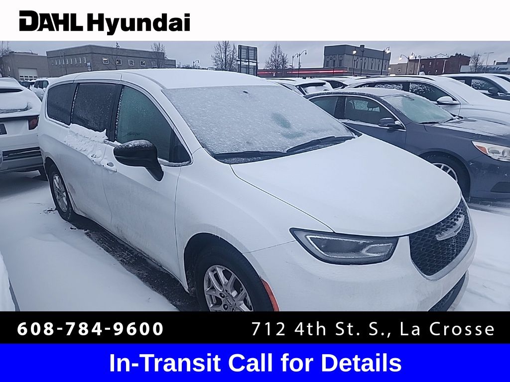 2024 Chrysler Pacifica Touring L's photo