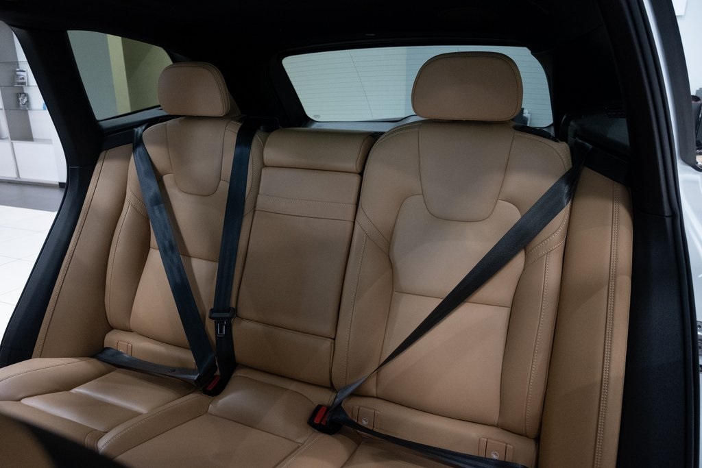 2022 Volvo XC60 B5 Inscription photo 12