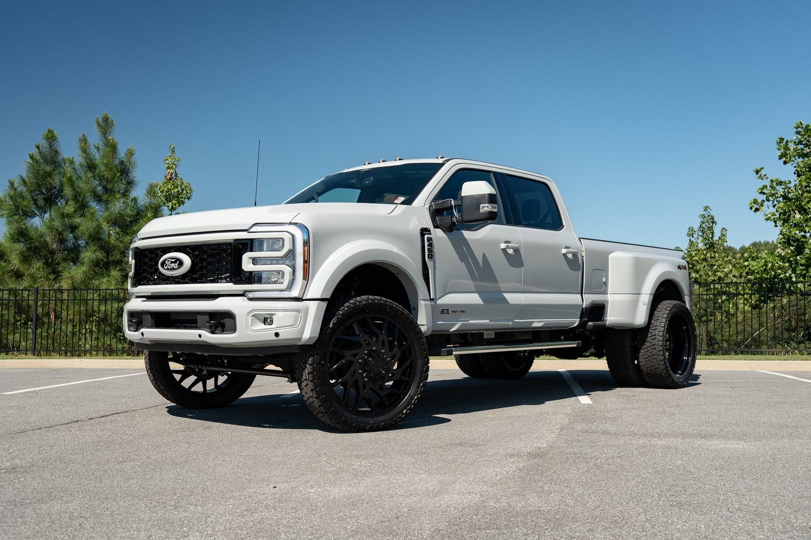 2025 Ford F-450 Super Duty Lariat's photo