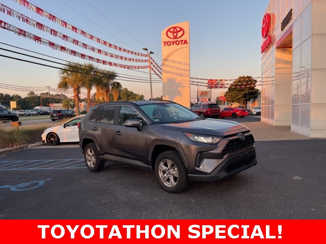 2022 Toyota RAV4 LE's photo