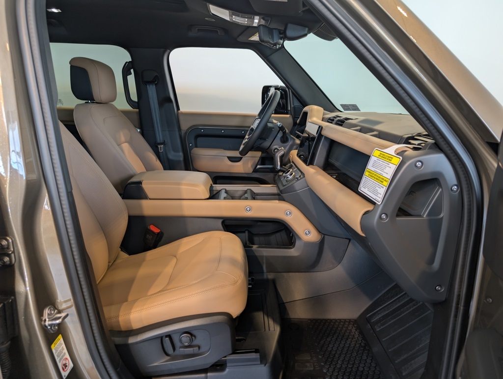 2025 Land Rover Defender 110 S photo 24