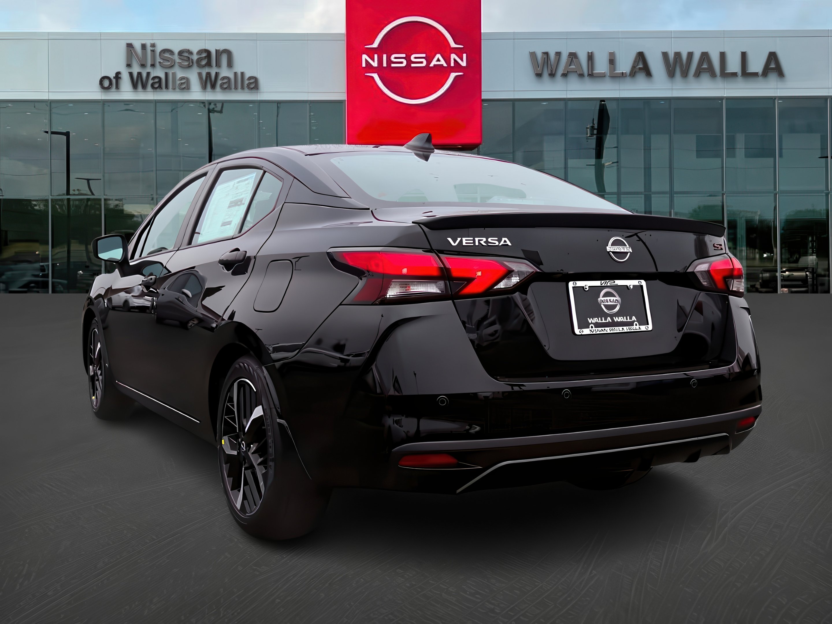 2025 Nissan Versa SR photo 4