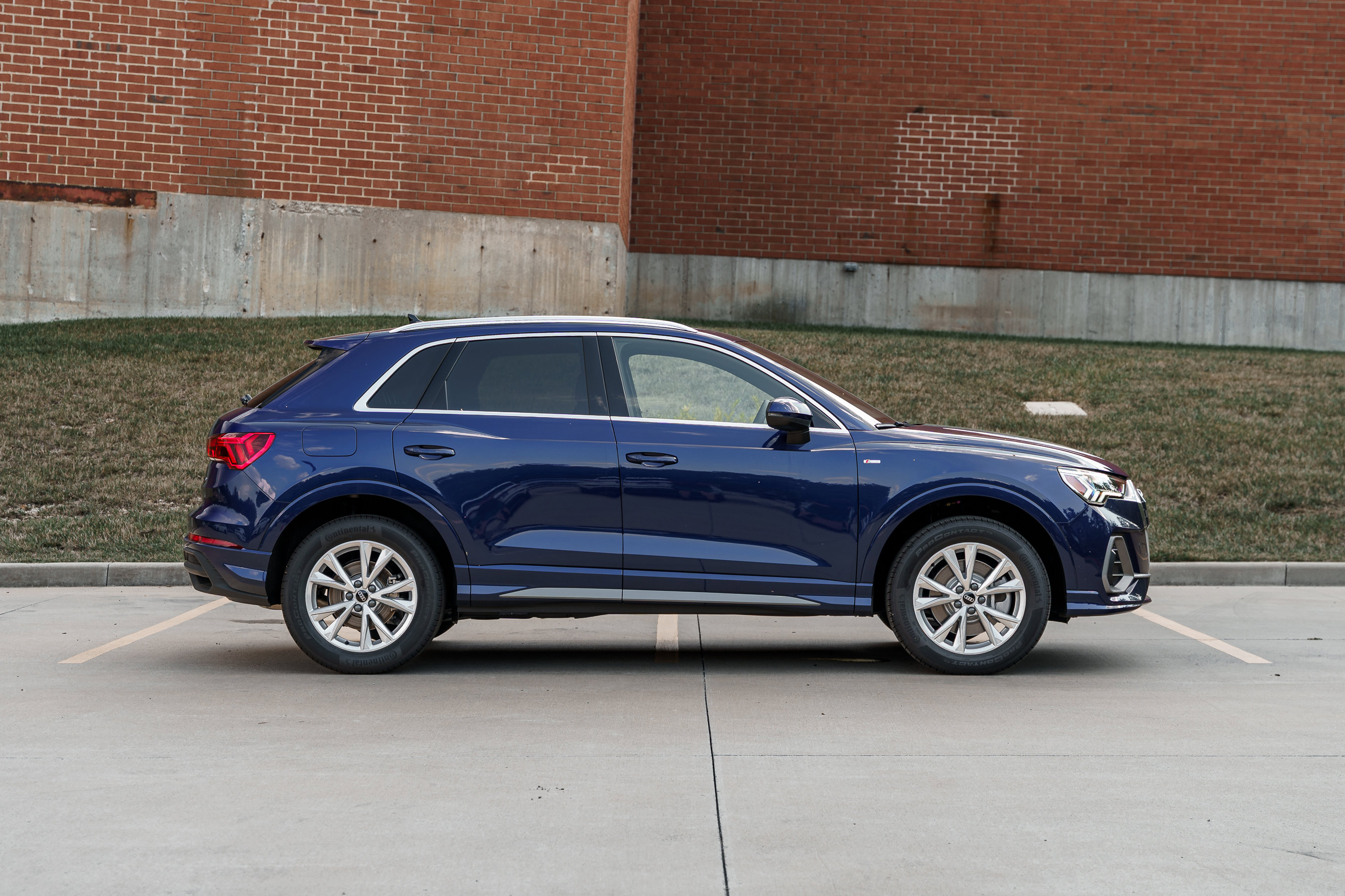 2025 Audi Q3 S line Premium photo 3