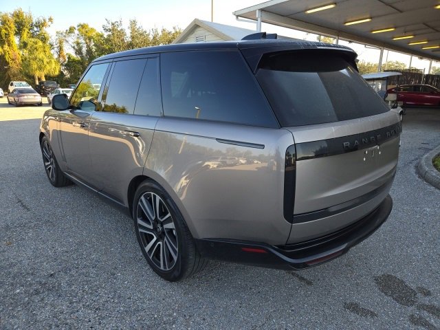 2023 Land Rover Range Rover SE photo 3