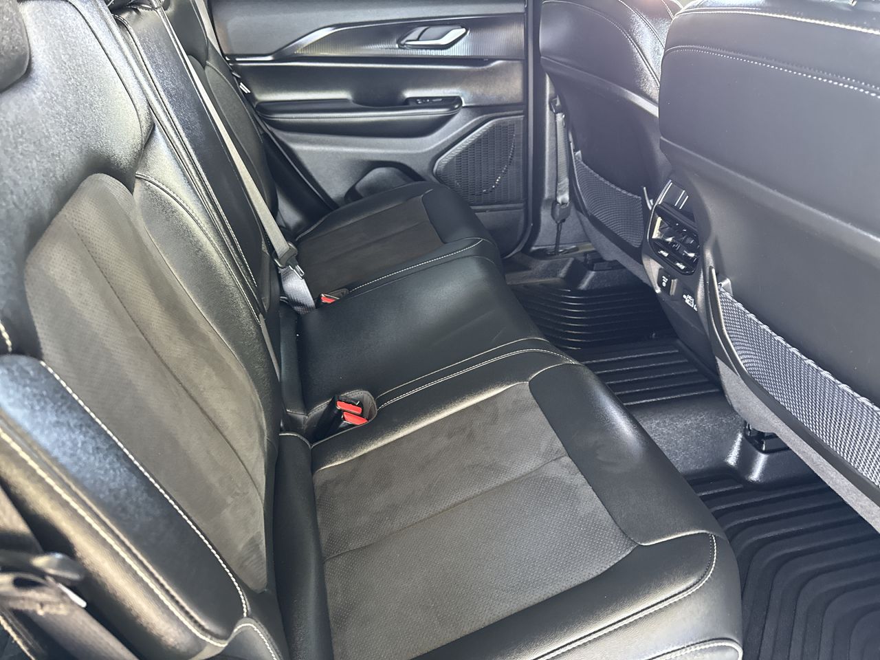 2023 Jeep Grand Cherokee Altitude photo 27