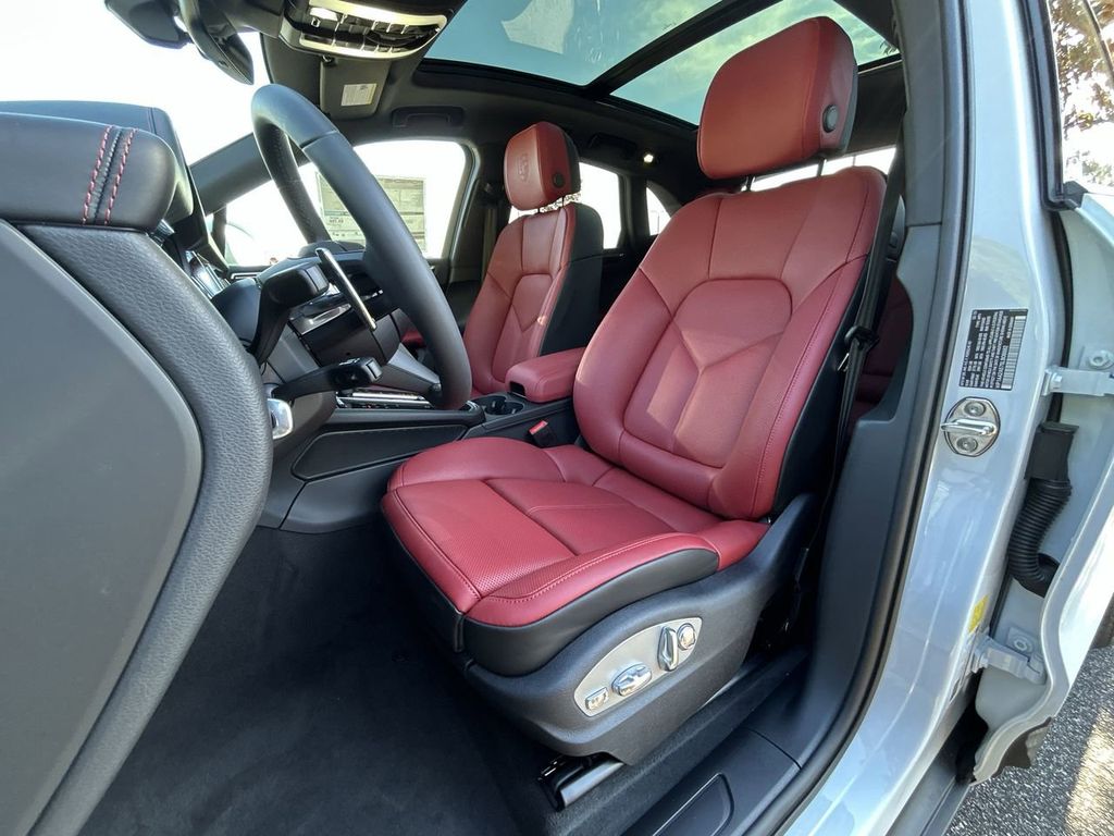 2025 Porsche Macan Base photo 15