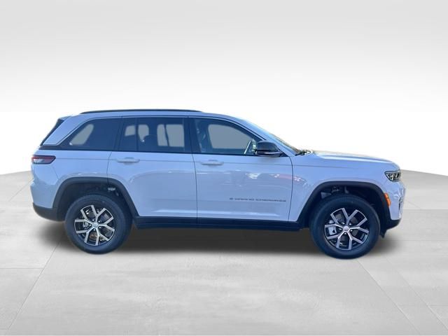2025 Jeep Grand Cherokee Limited photo 2