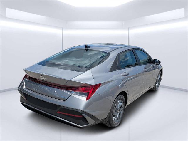 2025 Hyundai Elantra Hybrid Blue photo 3