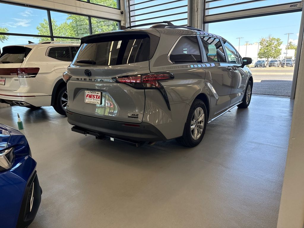 2022 Toyota Sienna XLE Woodland Edition photo 4
