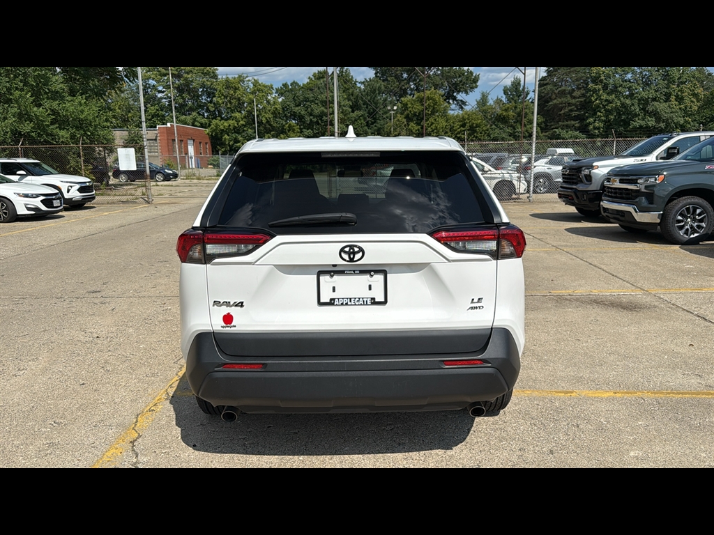 2022 Toyota RAV4 LE photo 18