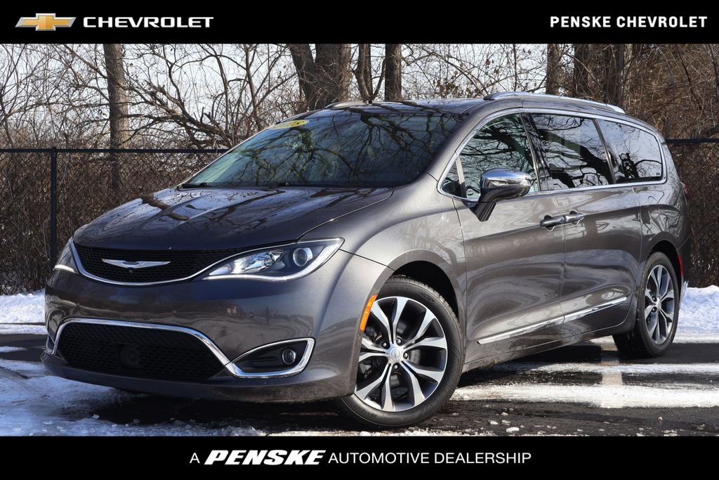 2018 Chrysler Pacifica Limited's photo