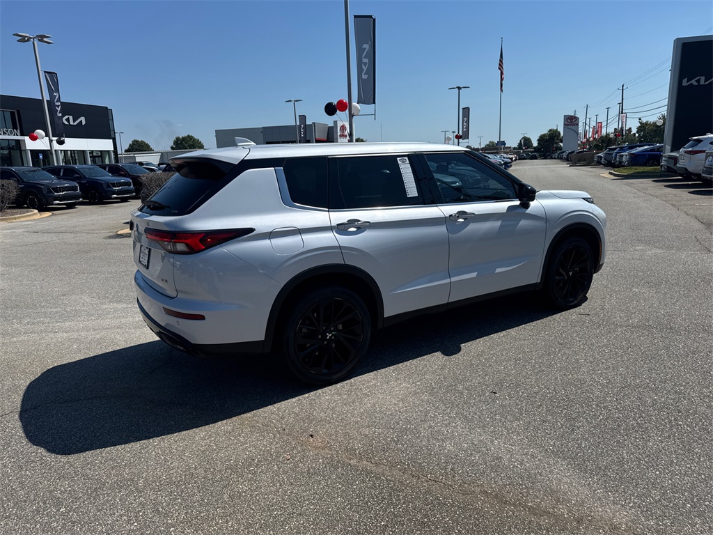 2023 Mitsubishi Outlander SE Black Edition photo 3
