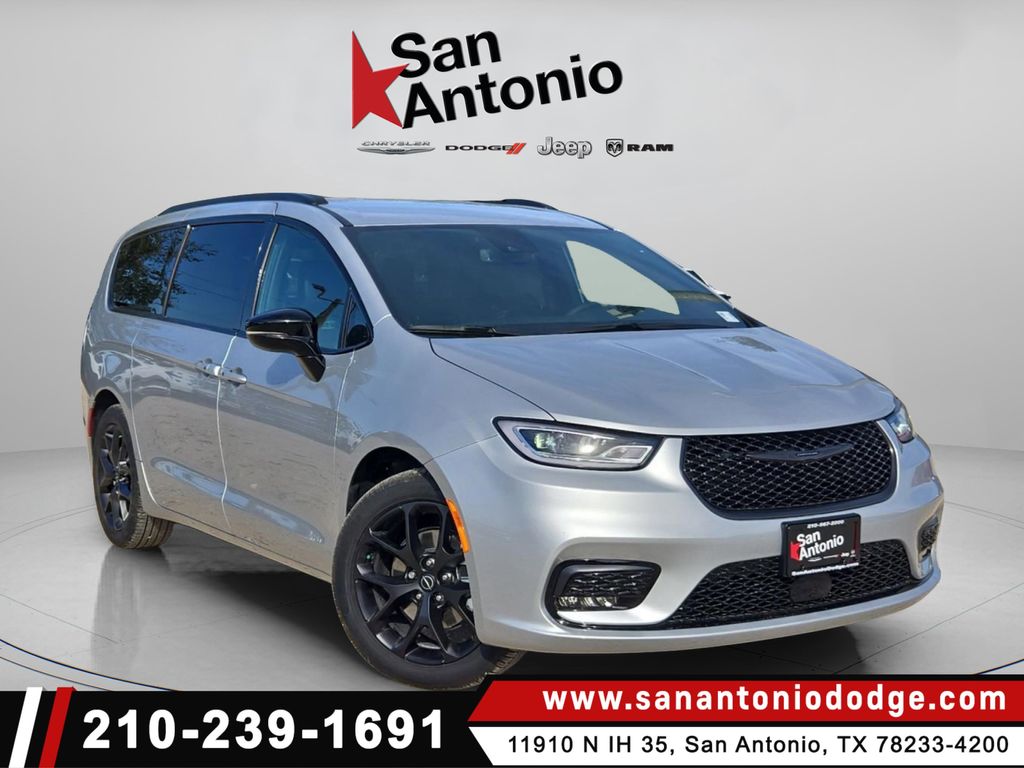 2026 Chrysler Pacifica Select's photo