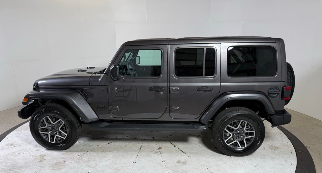 2025 Jeep Wrangler Sahara photo 4