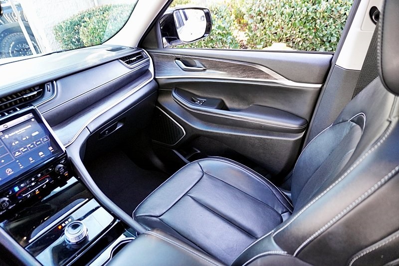 Used 2023 White Jeep Limited image 23