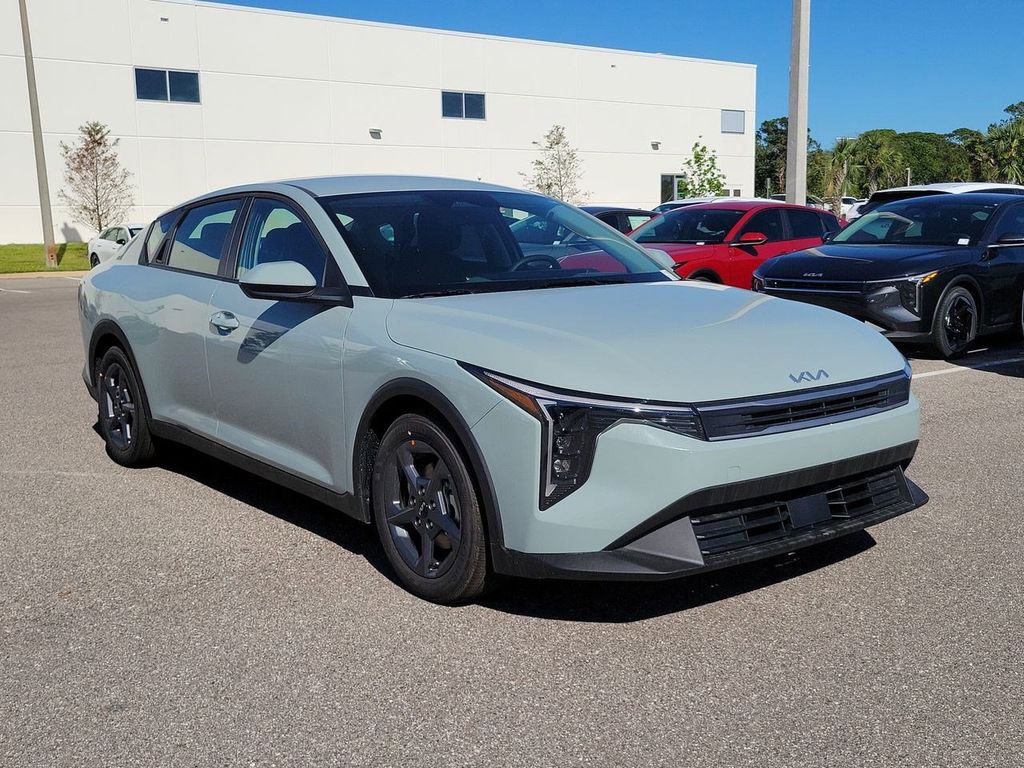 2025 Kia K4 LXS photo 3