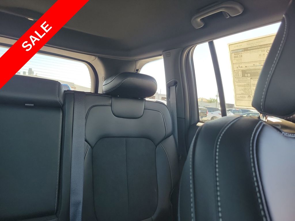2025 Jeep Grand Cherokee Laredo Altitude photo 14