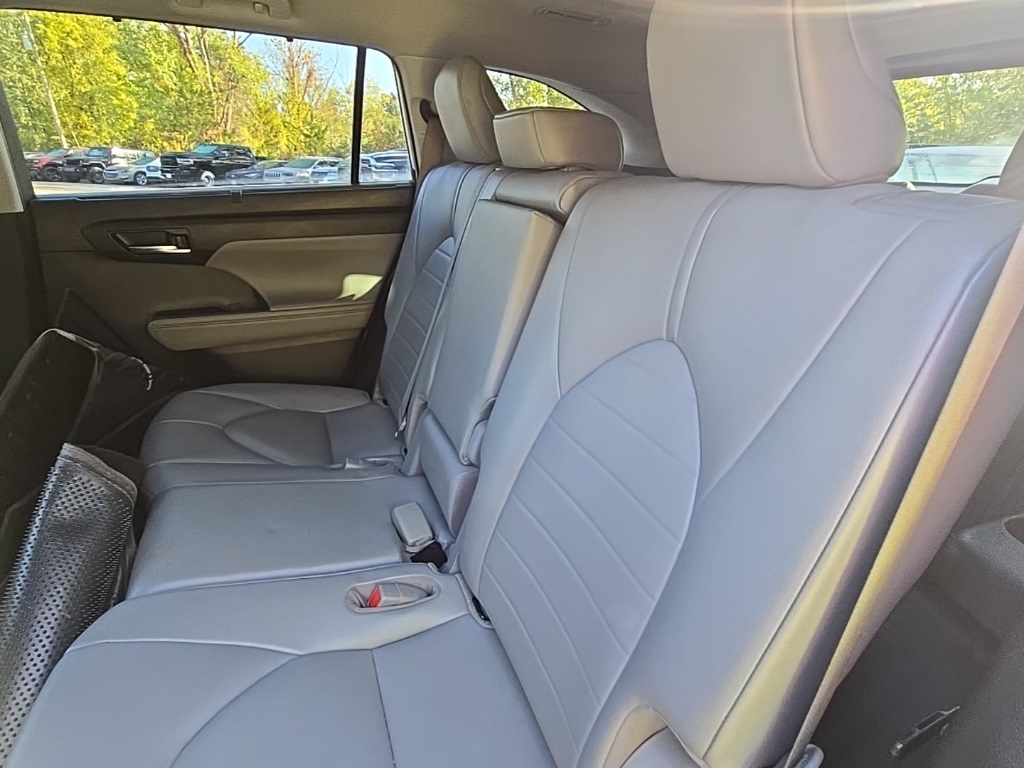 2021 Toyota Highlander XLE photo 14