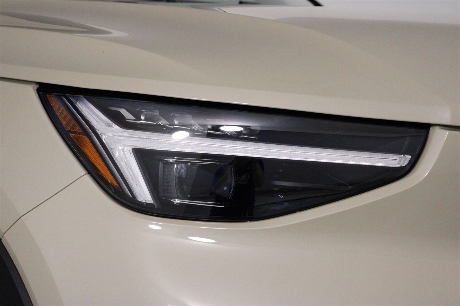 2026 Volvo XC40 photo 14
