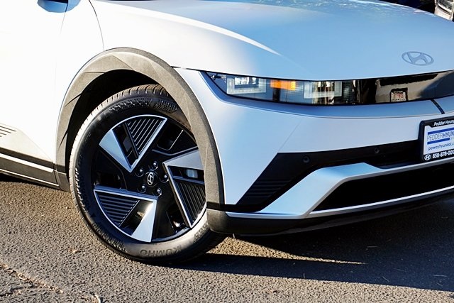 Used 2025 White Hyundai SEL image 3