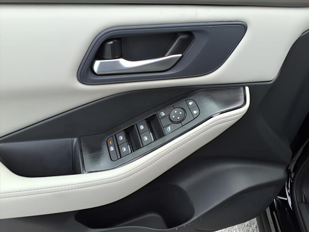 2025 Nissan Rogue SV photo 14