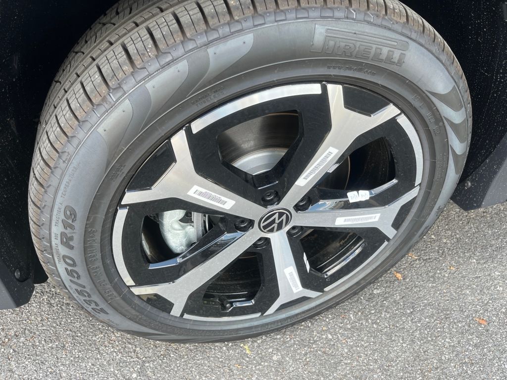 2025 Volkswagen Tiguan SE photo 2