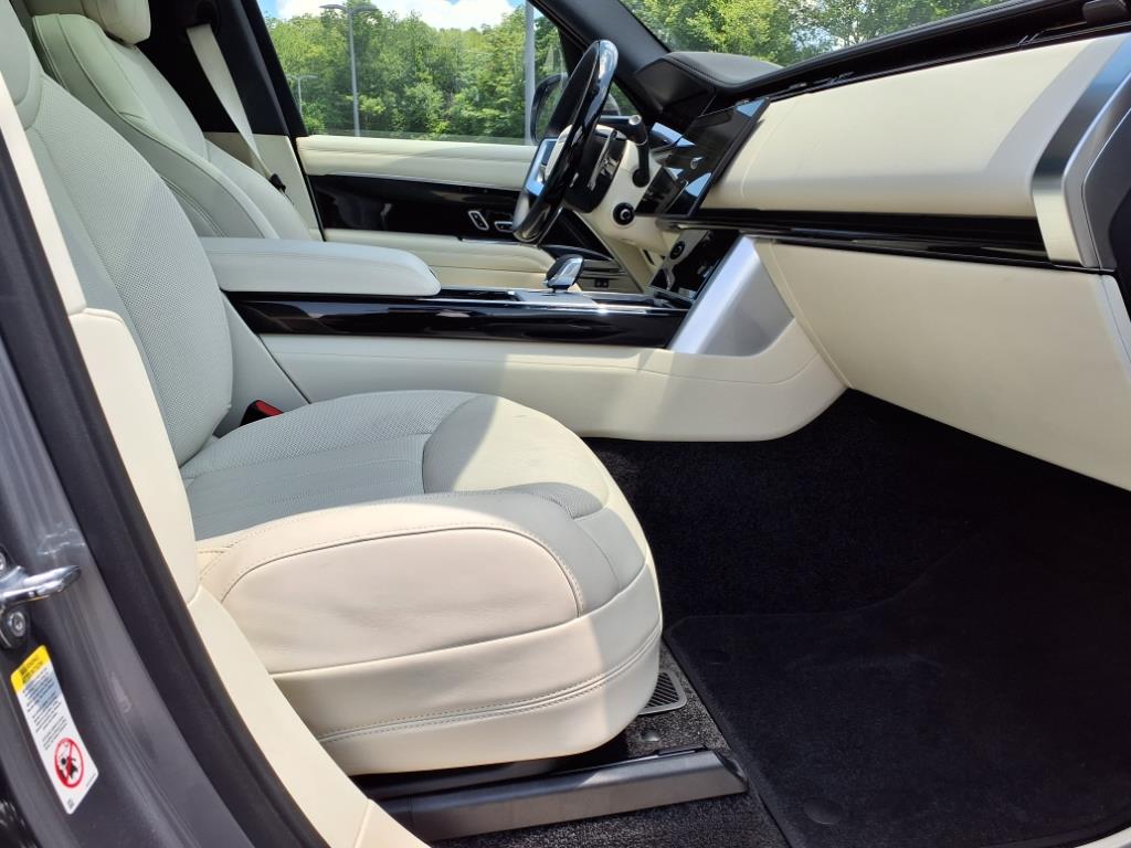 2025 Land Rover Range Rover SE photo 3