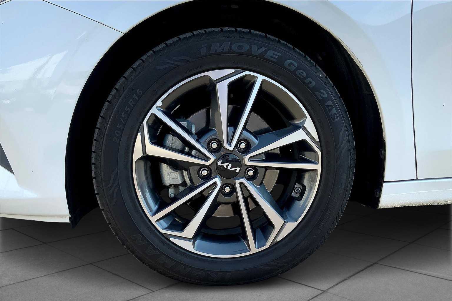 2023 Kia Forte LXS photo 9