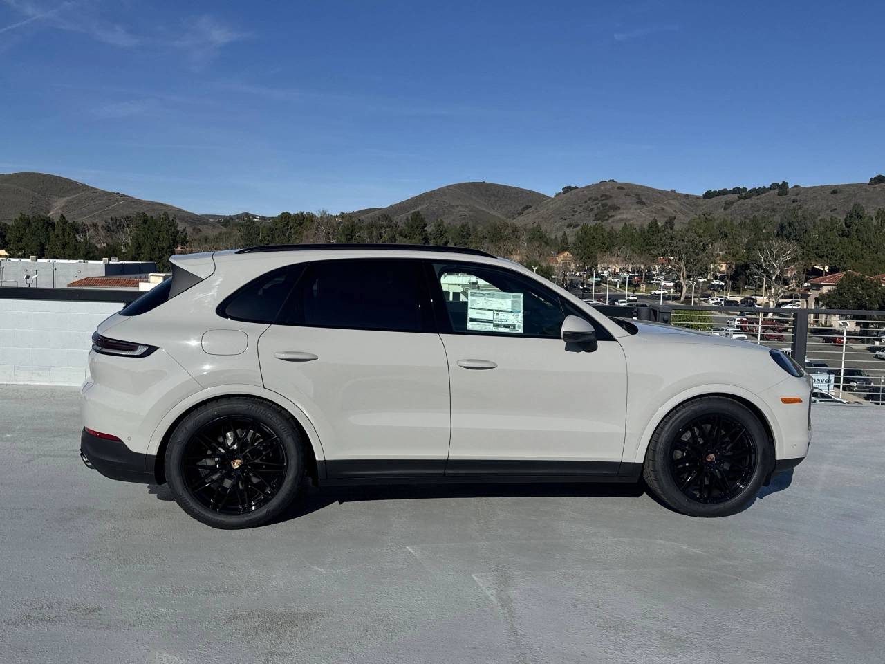 2025 Porsche Cayenne Base photo 8