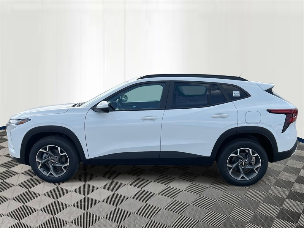 2025 Chevrolet Trax LT photo 2