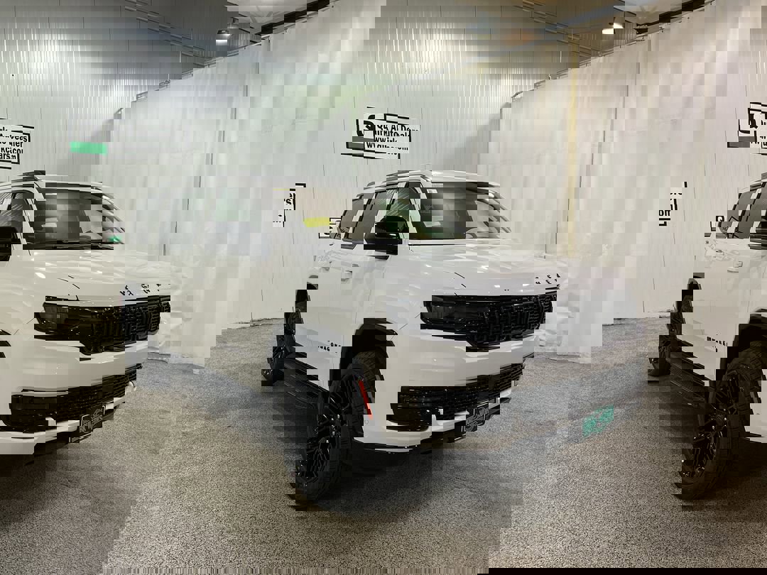 2025 Jeep Wagoneer Series II Carbide photo 3