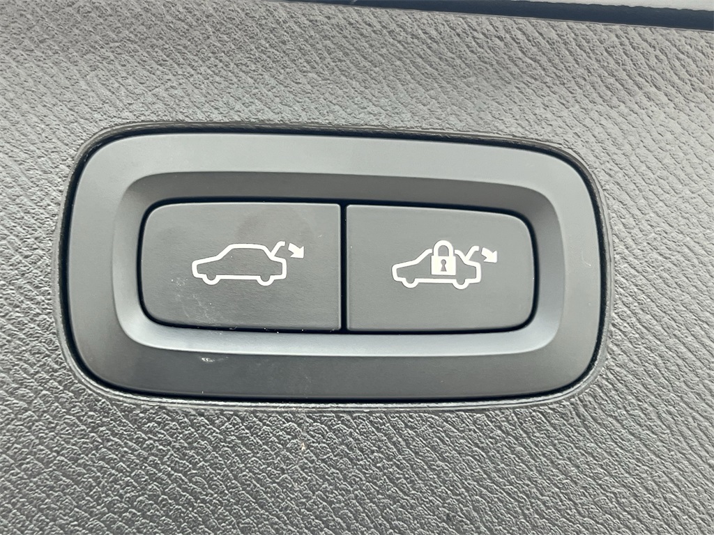 2021 Volvo XC90 T6 Momentum photo 4