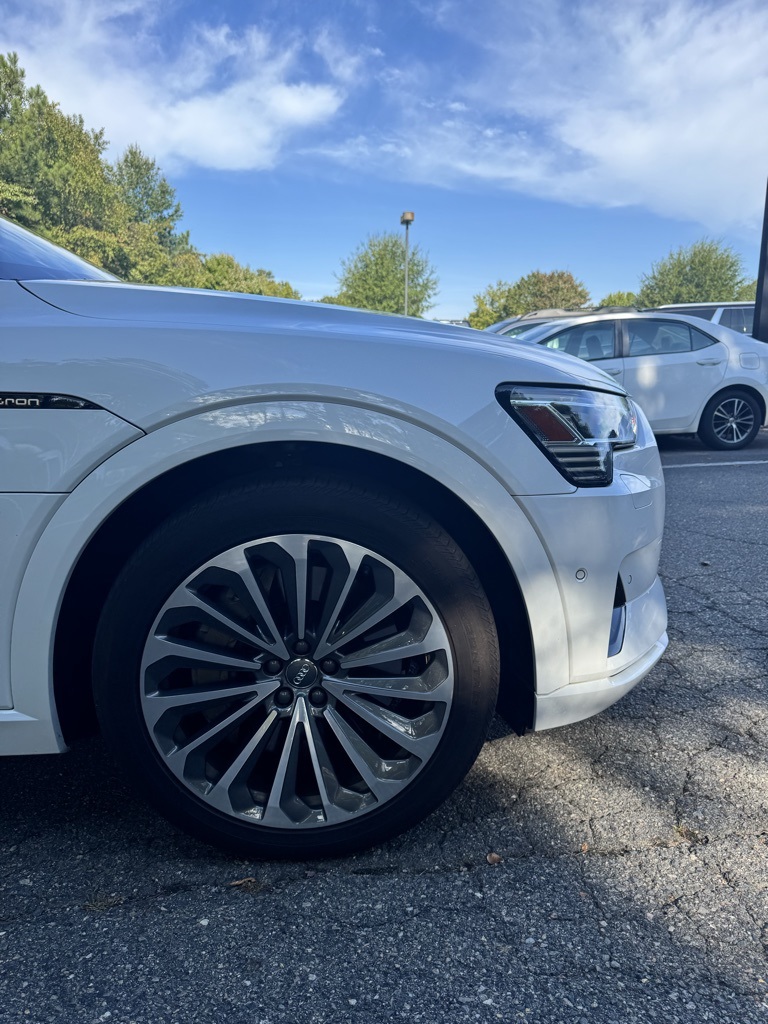 2019 Audi e-tron Prestige photo 5