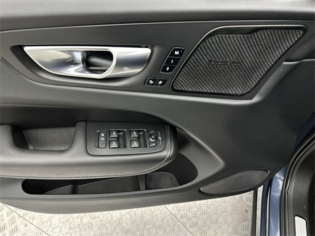 2023 Volvo XC60 B5 Ultimate photo 4