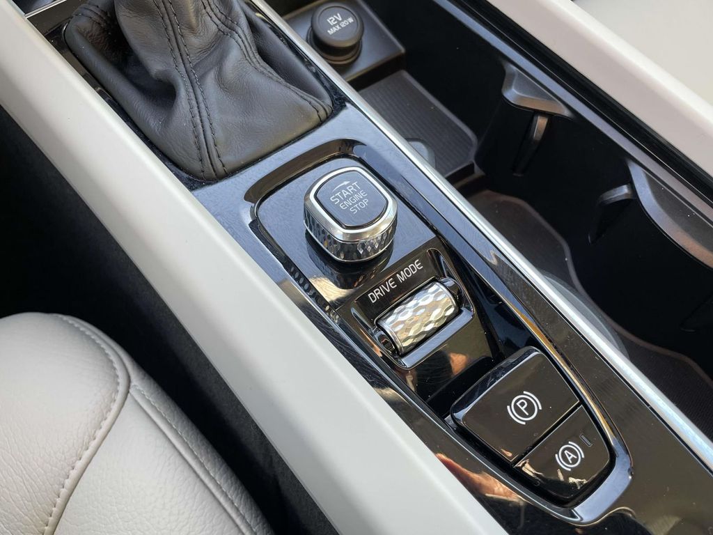 2020 Volvo V60 T5 Momentum photo 18
