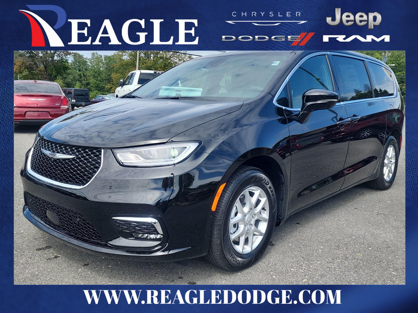 2026 Chrysler Pacifica Select's photo