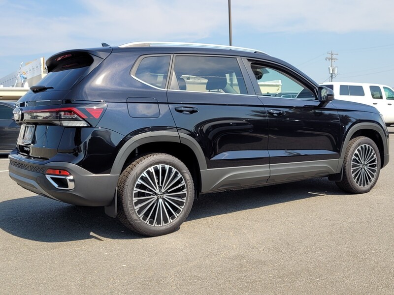 2025 Volkswagen Taos SE photo 2