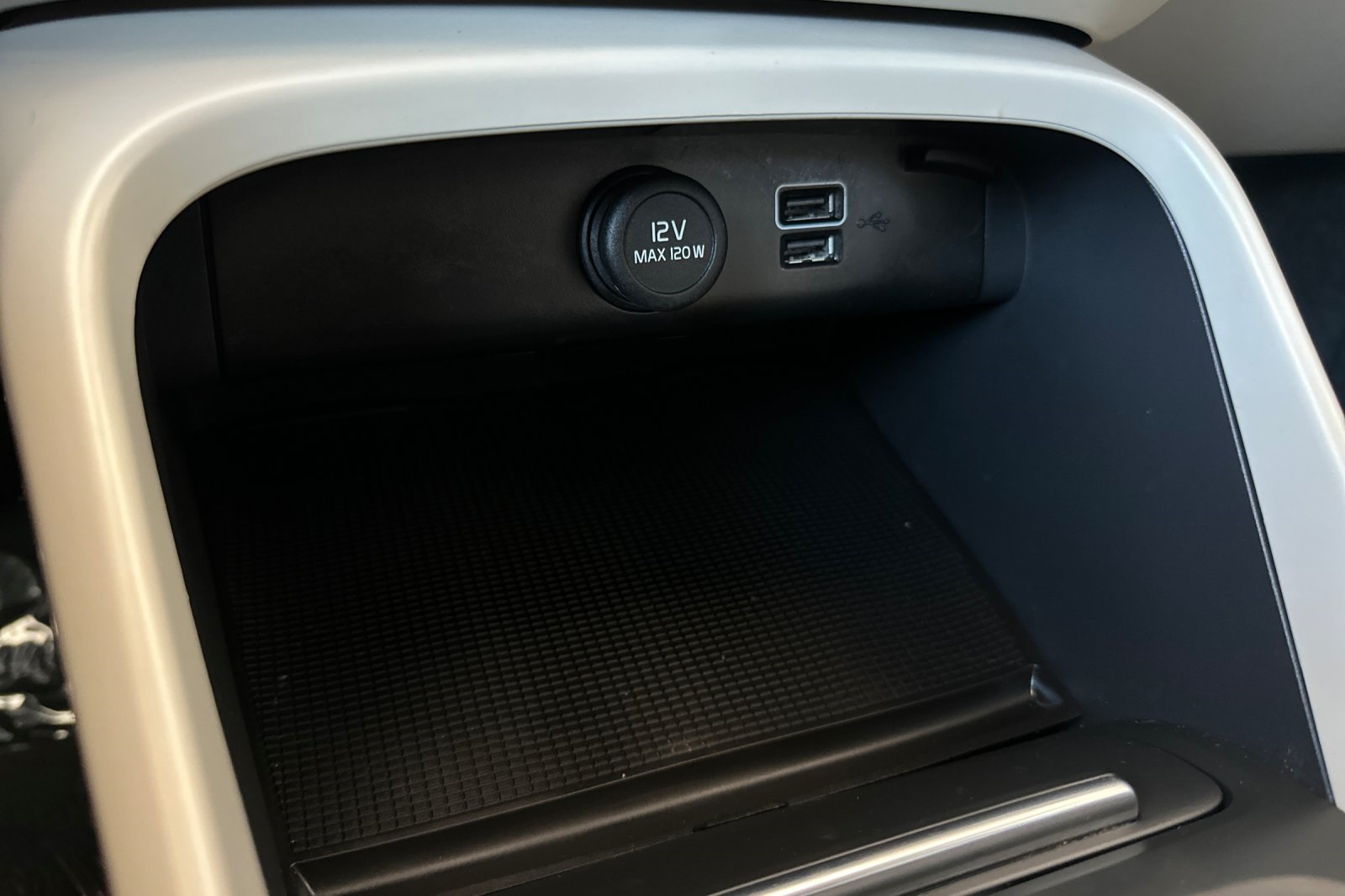 2022 Volvo XC40 Momentum photo 23