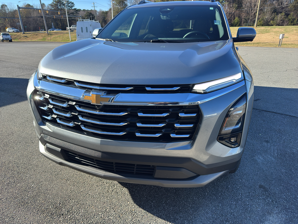 2025 Chevrolet Equinox LT photo 2