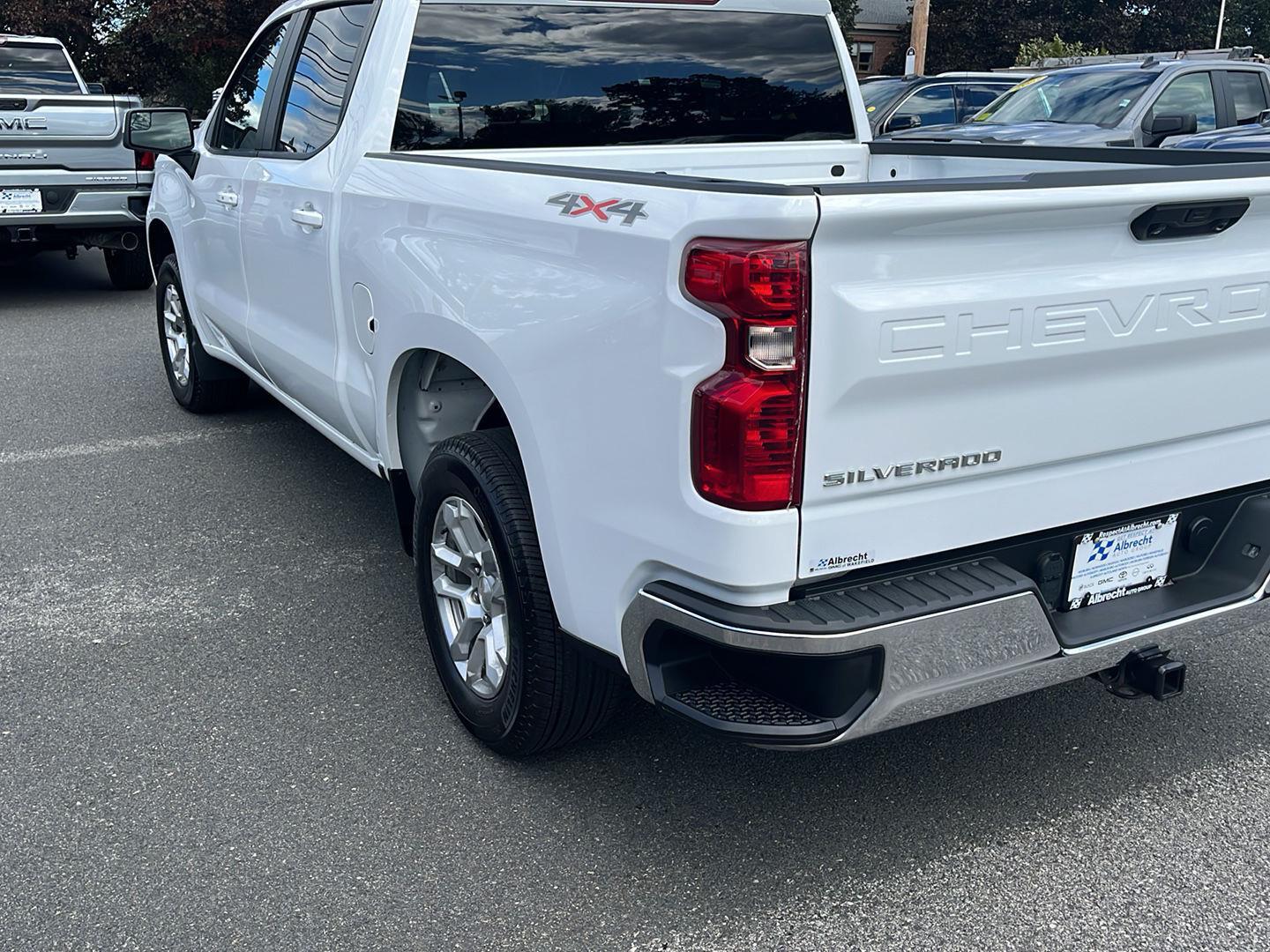 2022 Chevrolet Silverado 1500 LT photo 4
