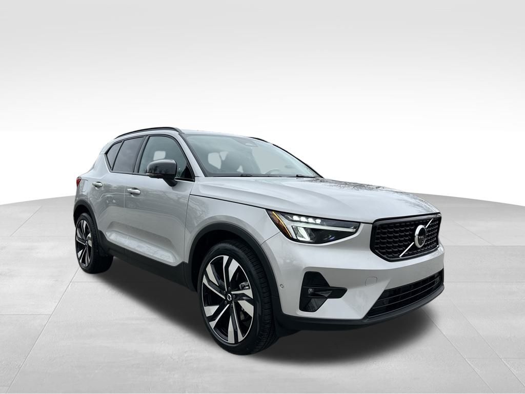 2025 Volvo XC40 Plus photo 3