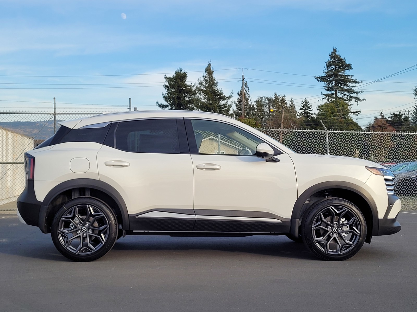 2025 Nissan Kicks SR photo 4