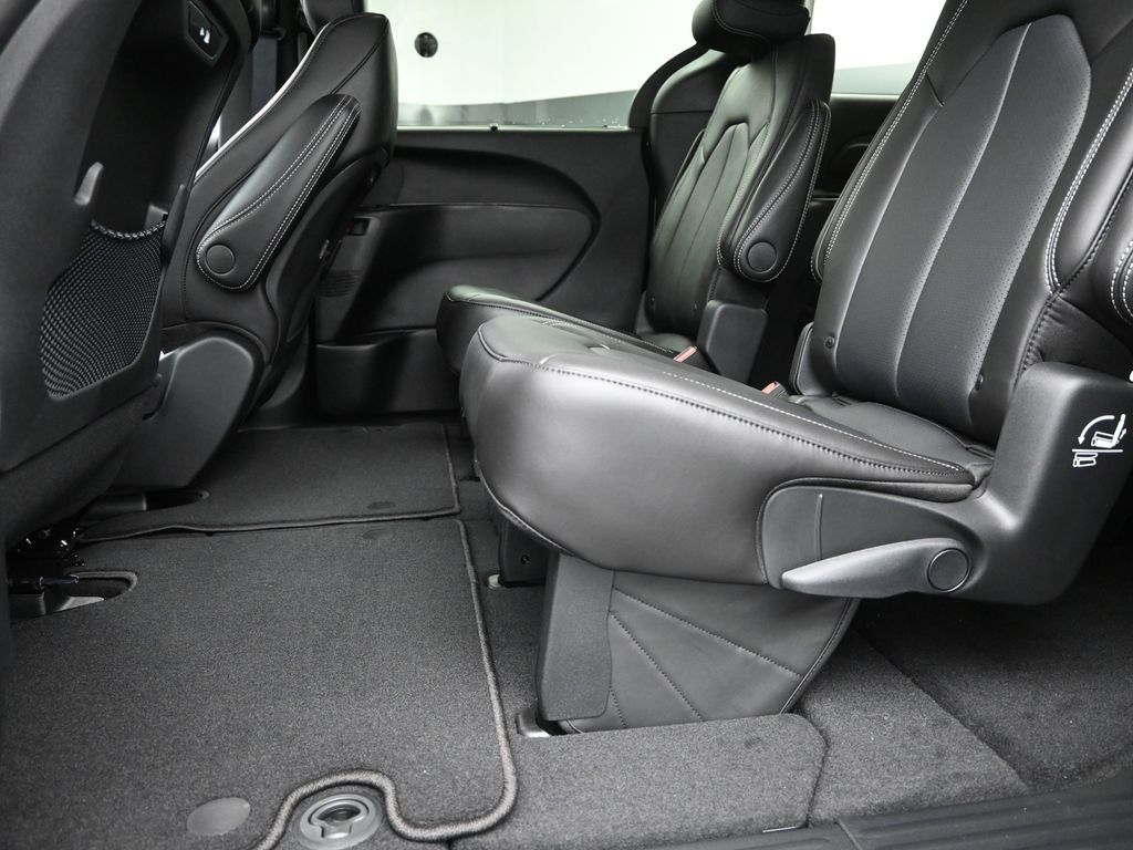 2026 Chrysler Pacifica photo 10