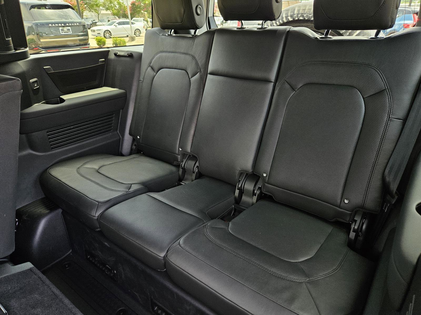 2024 Land Rover Defender X-Dynamic SE photo 32