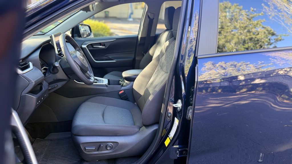 2024 Toyota RAV4 Hybrid XLE photo 14